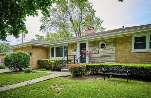 Skokie House | Stunning downtown Skokie mid-century modernnLuxury three bedroom ranch home