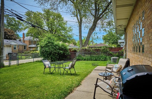 Skokie House | Stunning downtown Skokie mid-century modernnLuxury three bedroom ranch home