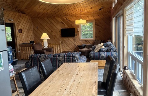 Harcourt Cottage | Stunning Fall Colours, Lake and Forest view, hiking.