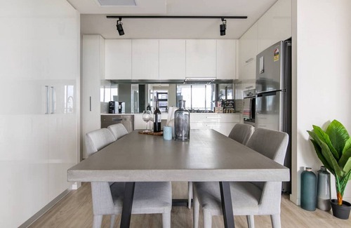 South Brisbane Apartment | Stunning Family Resort-like apartment in South Brisbane Huge Balcony Pool Gym Cafe Fast WIFI Carpark