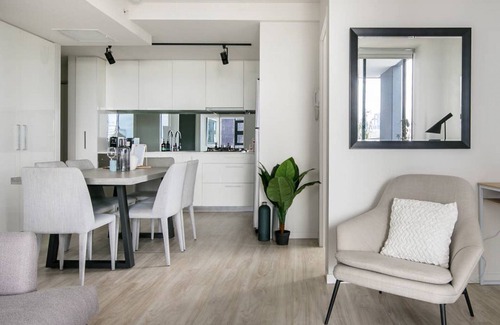 South Brisbane Apartment | Stunning Family Resort-like apartment in South Brisbane Huge Balcony Pool Gym Cafe Fast WIFI Carpark