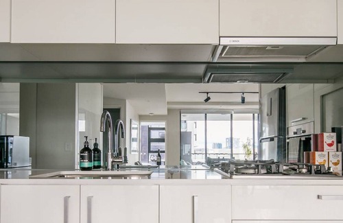 South Brisbane Apartment | Stunning Family Resort-like apartment in South Brisbane Huge Balcony Pool Gym Cafe Fast WIFI Carpark