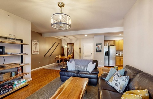Alyeska House | Stunning family-friendly home with private hot tub overlooking mountains