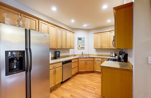 Alyeska House | Stunning family-friendly home with private hot tub overlooking mountains