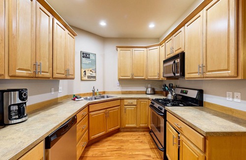 Alyeska House | Stunning family-friendly home with private hot tub overlooking mountains