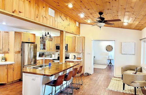 Ramara House | Stunning Family Friendly Lake House with Hot Tub