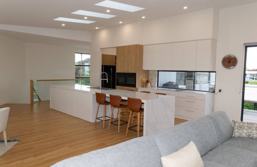 Middleton House | Stunning Family Home Ocean Views - 1 min walk from the beach!