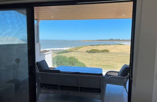 Middleton House | Stunning Family Home Ocean Views - 1 min walk from the beach!