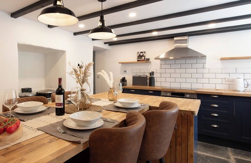 Helston Cottage | Stunning farmhouse on the Lizard Peninsular by Porthleven & Lizard Holidays