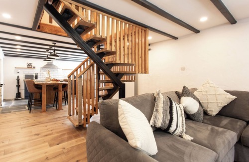 Helston Cottage | Stunning farmhouse on the Lizard Peninsular by Porthleven & Lizard Holidays