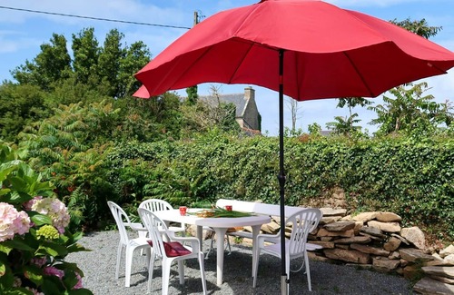 Lampaul-Ploudalmezeau House | Stunning private villa for 4 people with WIFI, TV, patio, pets allowed and parking