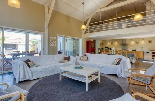 Vensac Villa | Stunning private villa for 10 guests with private pool, WIFI, TV and terrace