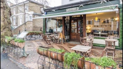 Southwark Apartment | STUNNING GARDEN APARTMENT Central Exclusive Self Catering With Free Off Road Parking By Flat & Wiffi Beautifully Secluded 3 mins From All Amenities Home Not Hotel