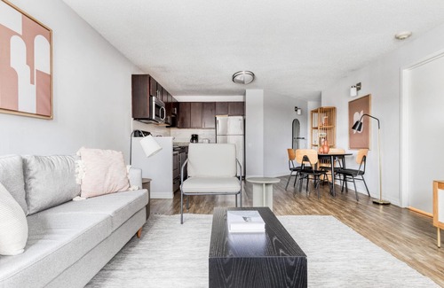 Rush and Division Apartment | Stunning Gold Coast 1BR w/Gym & Lounge, 1 block from L, by Blueground