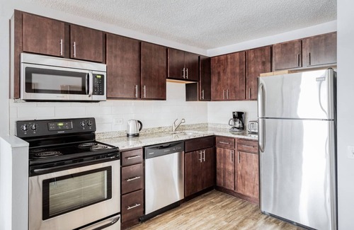 Rush and Division Apartment | Stunning Gold Coast 1BR w/Gym & Lounge, 1 block from L, by Blueground