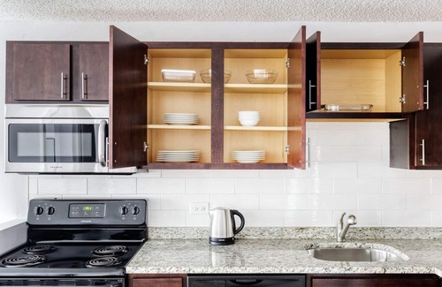 Rush and Division Apartment | Stunning Gold Coast 1BR w/Gym & Lounge, 1 block from L, by Blueground