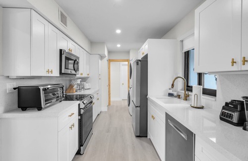 Driftwood House | Stunning Heated Pool Home Retreat Hollywood