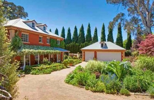 Mittagong House | Stunning Highlands Manor-Accommodates 2-12 people