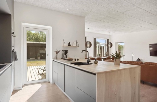 Blokhus House | Stunning home in Blokhus with kitchen