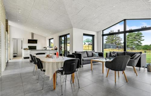 Egsmark Strand House | Stunning Home In Ebeltoft With Sauna