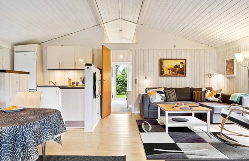 Farvang House | Stunning home in Fårvang with WiFi