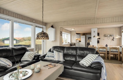 Grønhøj House | Stunning home in Løkken with kitchen