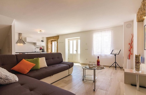 Mali Vareski House | Stunning home in Peruski with WiFi