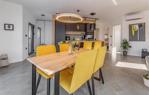 Brgod House | Stunning Home In Reburici, Trget