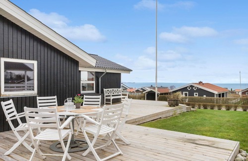 Grønninghoved Strand House | Stunning home in Sjølund with kitchen