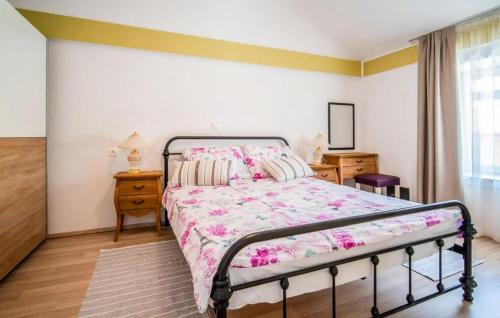 Veli Brgud House | Stunning Home In Veli Brgud With Wifi