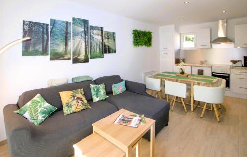 Velleron House | Stunning Home In Velleron With Jacuzzi