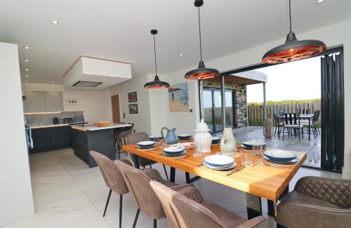 Treburrick House | Stunning home, sea views, walk to beach
