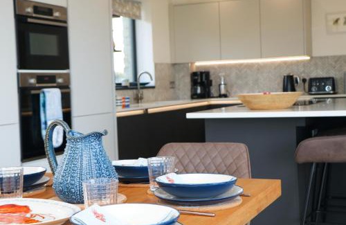 Treburrick House | Stunning home, sea views, walk to beach