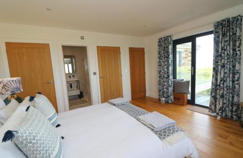 Treburrick House | Stunning home, sea views, walk to beach