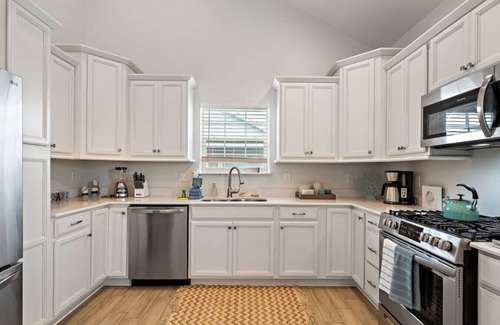 San Leon House | Stunning Home with Expansive Pool & Game Room