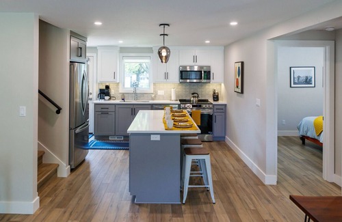 Ashwaubenon House | Stunning Home with Heated Tailgate Garage Walking distance to Lambeau Field