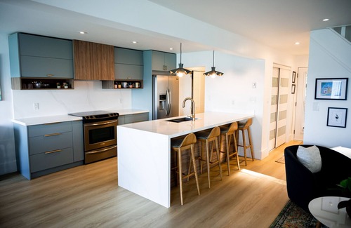 Wellington House | Stunning House on the Water's Edge