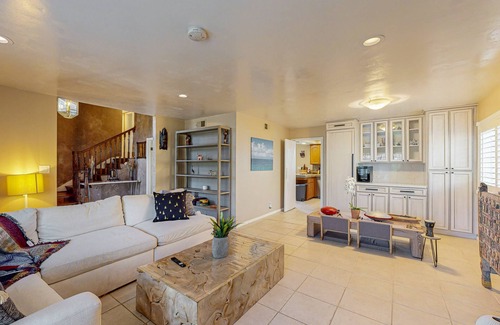Thousand Oaks House | Stunning house with firepit, deck, enclosed backyard and mountain views
