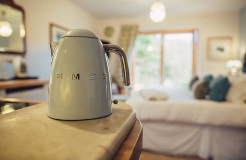 Mallaig Apartment | Stunning Knoydart Studio, Best Hot Tub View for 2, E-Bike Hire & Pet Friendly