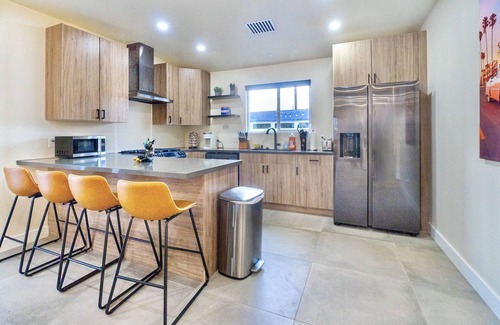 Commerce House | Stunning LA Dreams Bungalow between DTLA and Disney