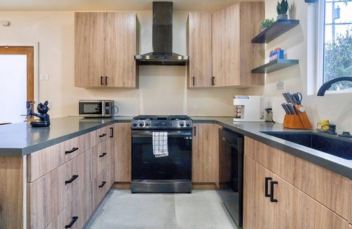 Commerce House | Stunning LA Dreams Bungalow between DTLA and Disney