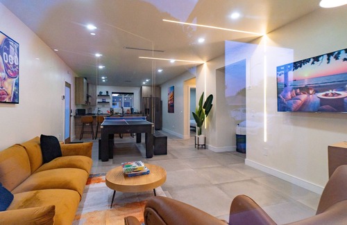 Commerce House | Stunning LA Dreams Bungalow between DTLA and Disney