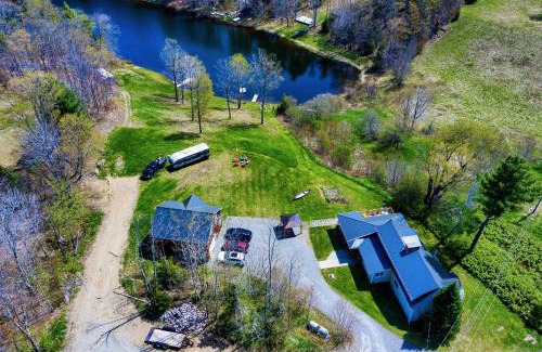 Eden Mills House | Stunning Lake Front! Modern+Chic+Cosy pet friendly