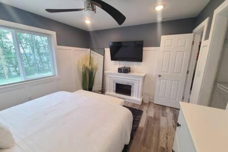 Portage House | Stunning Lake Home w arcade and huge deck