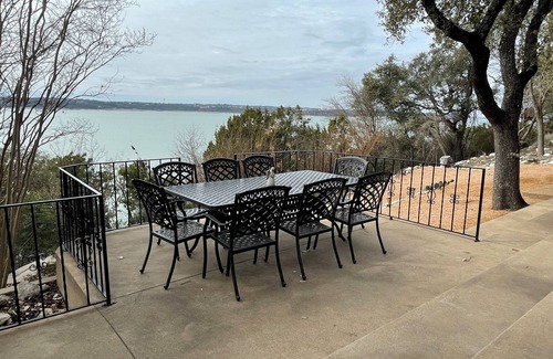 Belton House | Stunning lake view, hot tub, game room