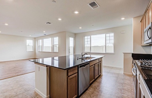 Oakley House | Stunning Lake view Modern Home close to Marina boating