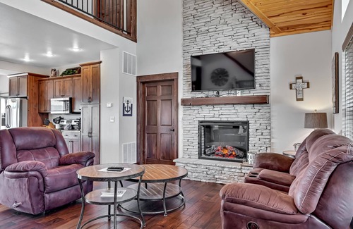 Indian Point Cottage | Stunning Lakefront Lodge on Indian Point! 7 BR, 6BA! Boat Silp Included