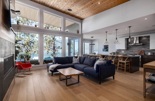 Central Okanagan House | Stunning Lakeside 4 bedroom 2.5 bathroom house located in Lakestone Waterside