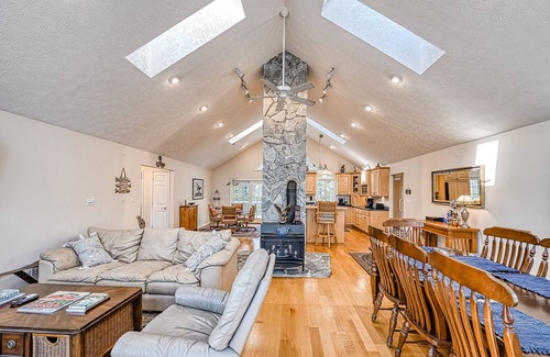 Panamint Shores House | Stunning lakeside home with dock, large deck, kayaks, firepit, & pool table