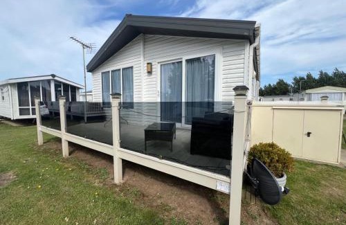 Great Yarmouth Apartment | Stunning Lodge Boasting Large Decking Area At California Cliffs Ref 50008L